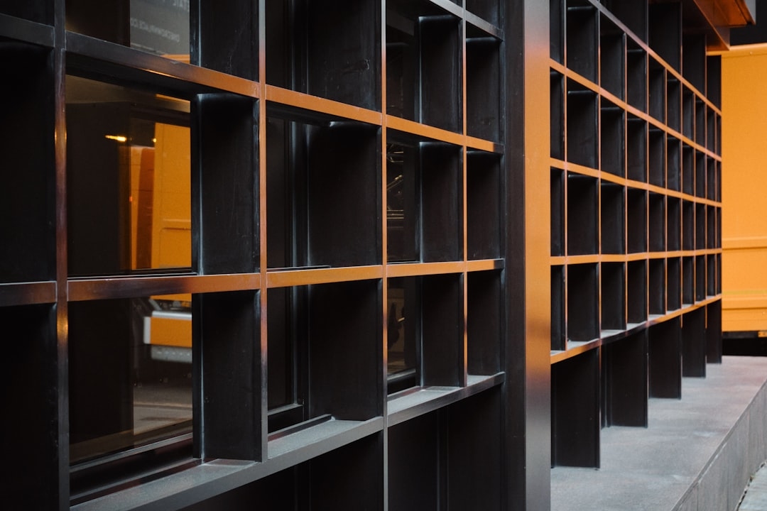 Сравнение популярных систем хранения: открытые полки или закрытые шкафы — что выбрать?